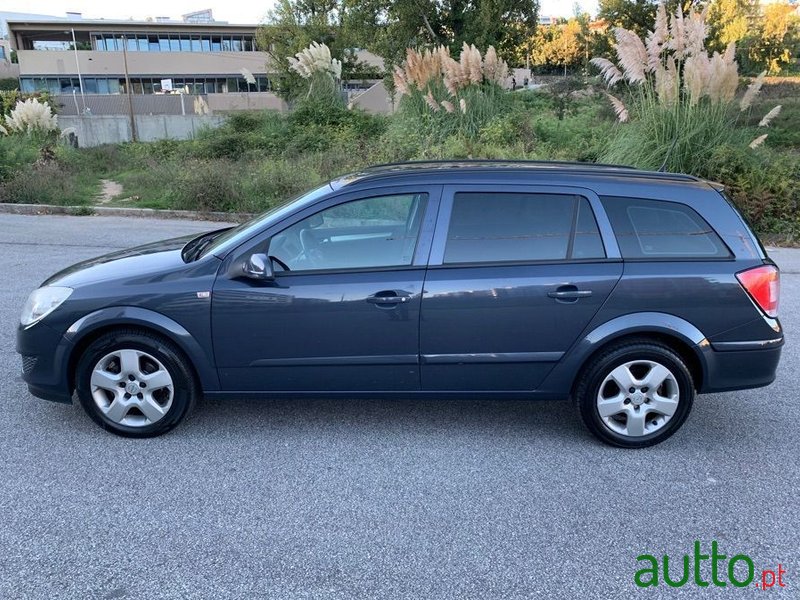 2008' Opel Astra Caravan photo #2