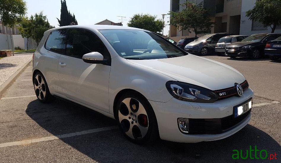 2010' Volkswagen Golf Gti photo #3