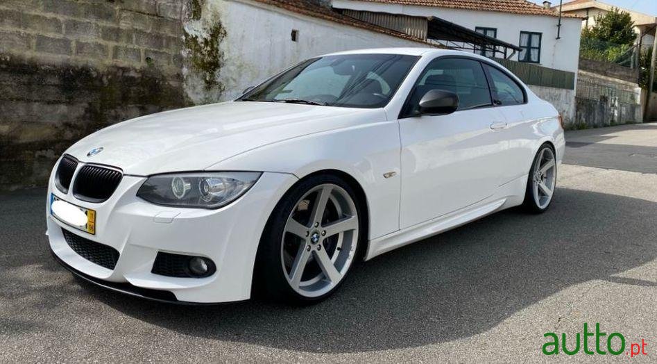 2011' BMW 320 E92 Coupé Lci Pack M photo #1