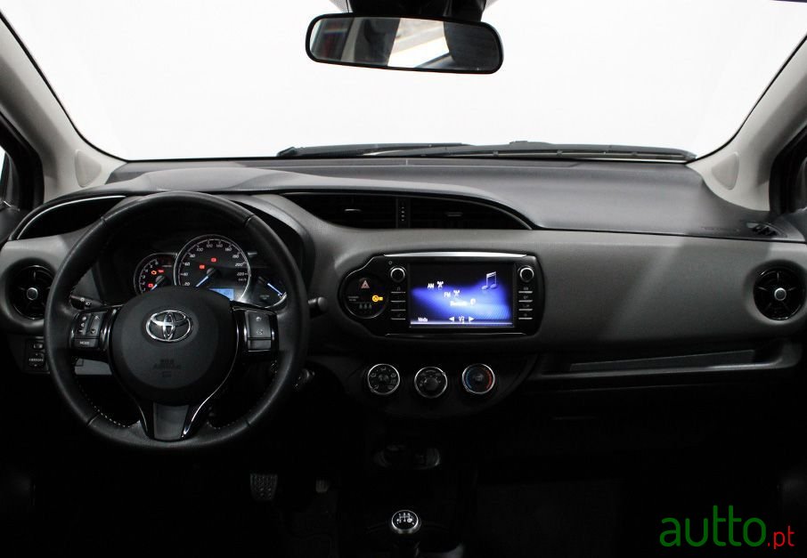 2020' Toyota Yaris photo #5