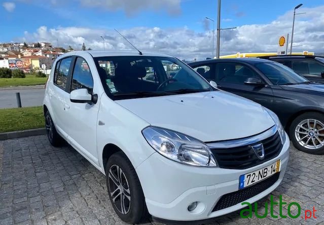 2012' Dacia Sandero photo #3