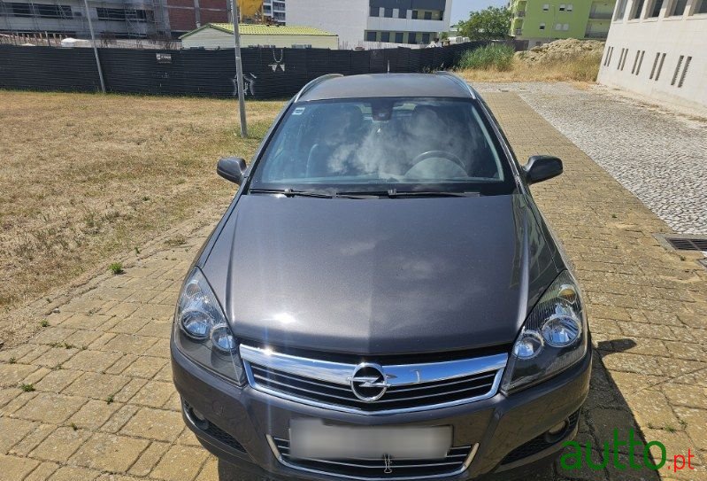 2008' Opel Astra Caravan photo #4