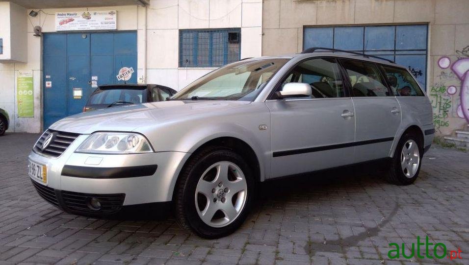 2001' Volkswagen Passat Variant photo #3