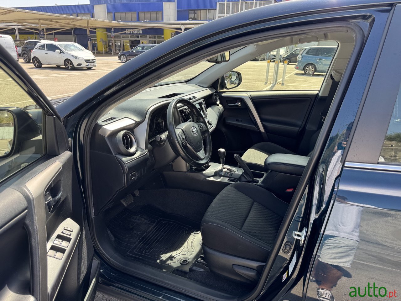 2018' Toyota RAV4 4x2 photo #2