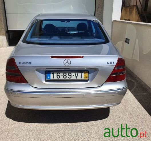 2002' Mercedes-Benz E-220 photo #4