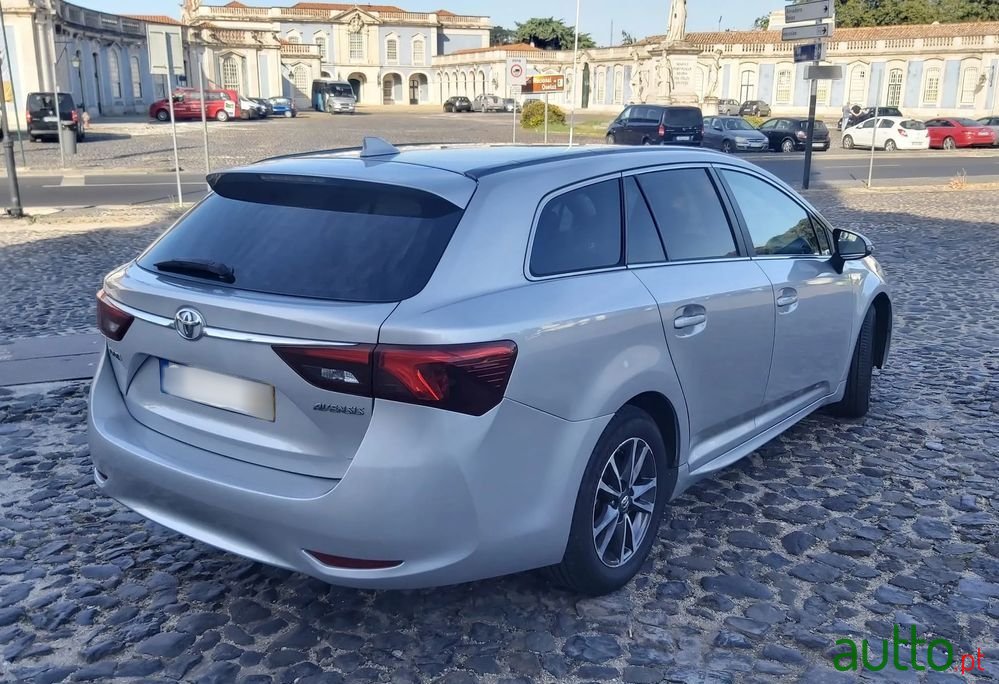 2015' Toyota Avensis Touring Sports photo #3