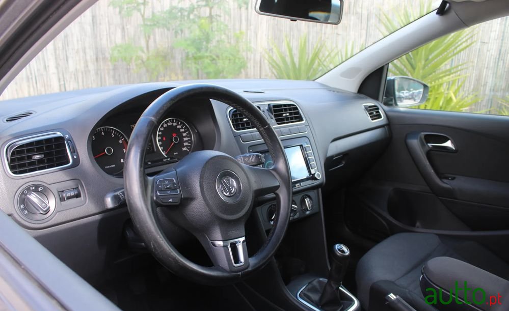 2011' Volkswagen Polo 1.2 Highline photo #4