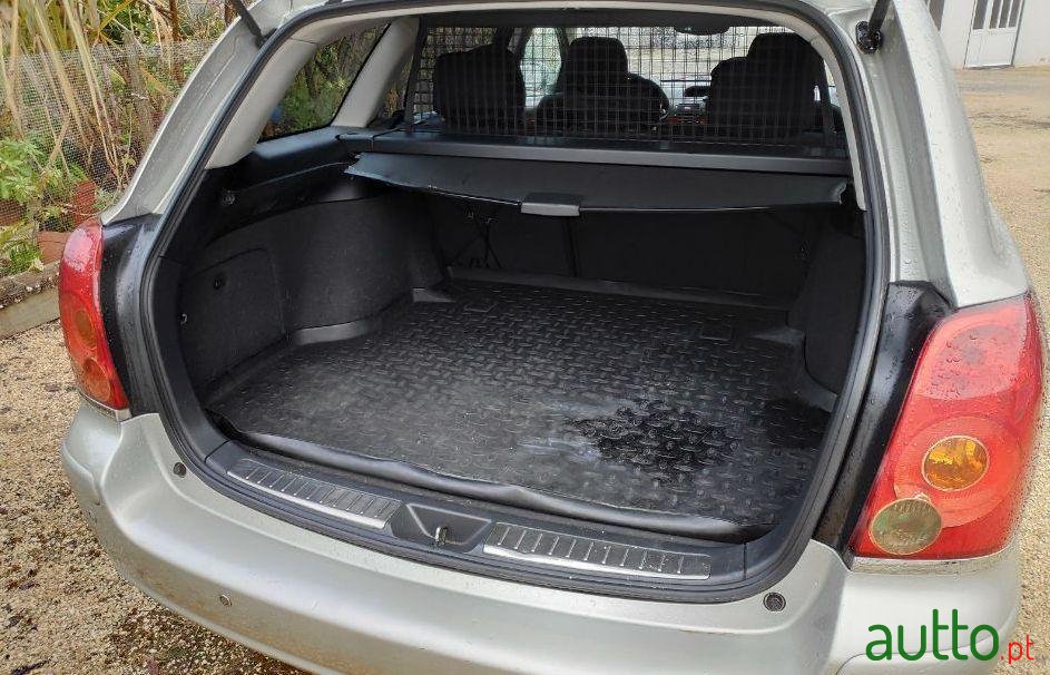 2004' Toyota Avensis 2.0 D-4D photo #2