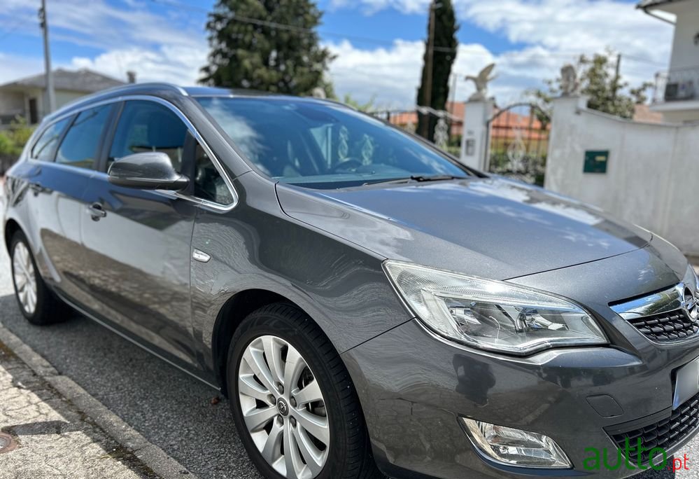 2012' Opel Astra Sports Tourer photo #6