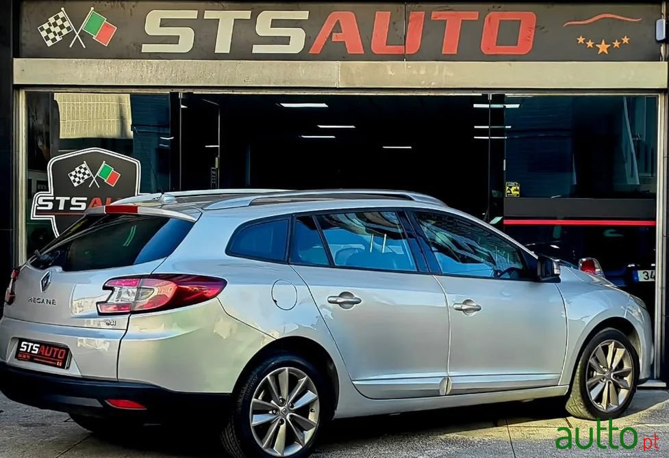 2010' Renault Megane Sport Tourer photo #3