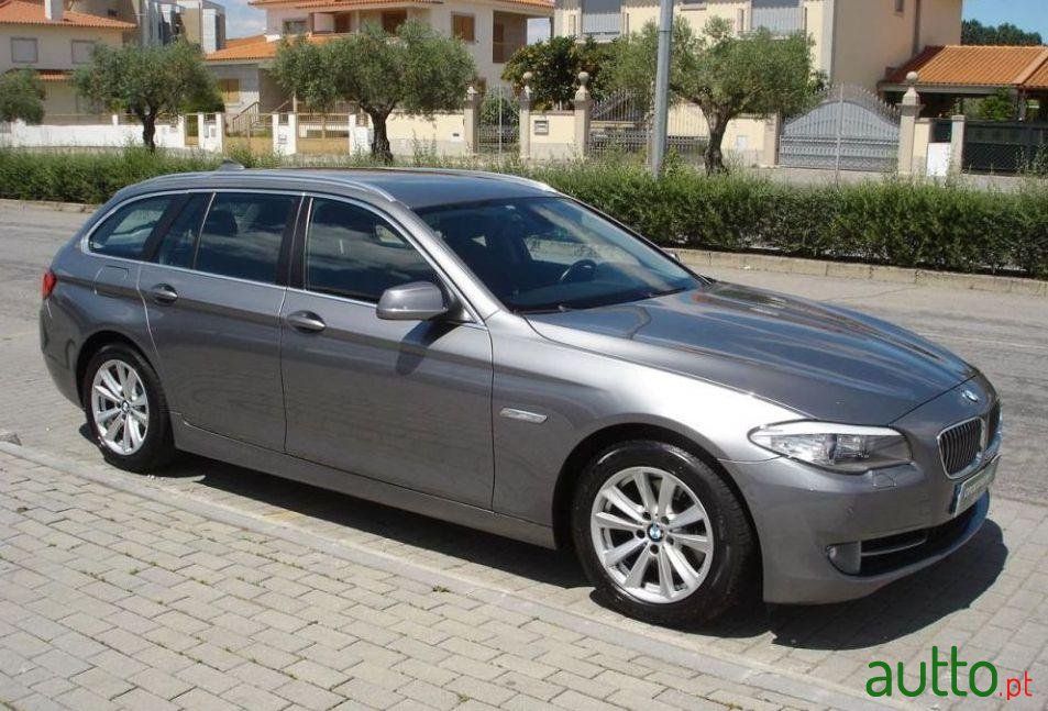 2011' BMW 520 D Touring photo #1