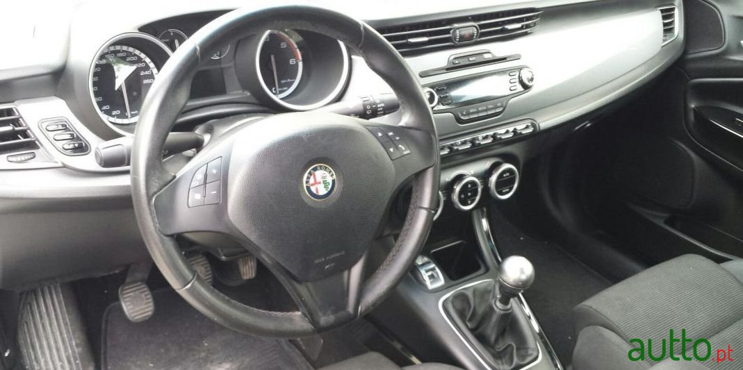 2013' Alfa Romeo Giulietta photo #4