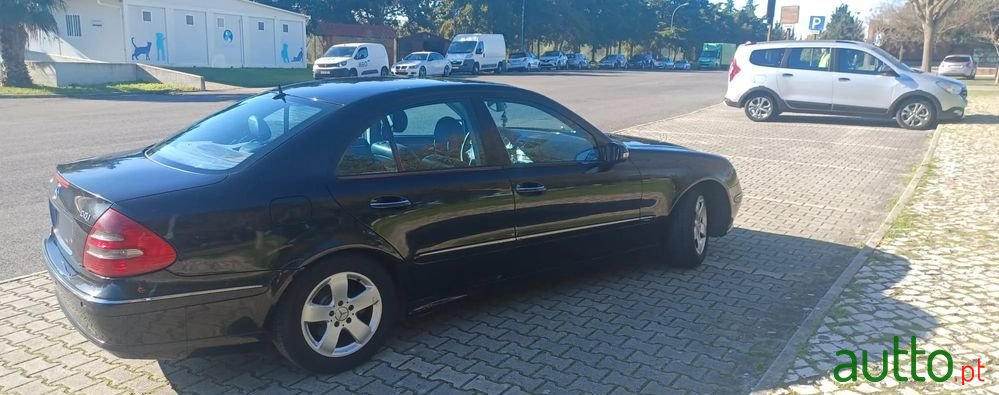 2005' Mercedes-Benz E 220 photo #6