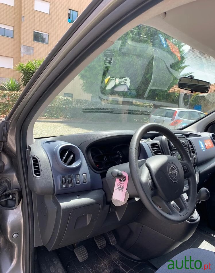 2015' Opel Vivaro photo #5