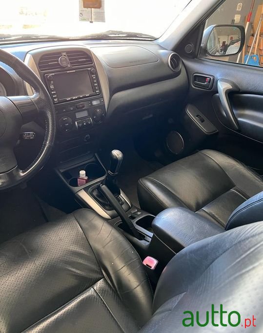 2005' Toyota RAV4 photo #2