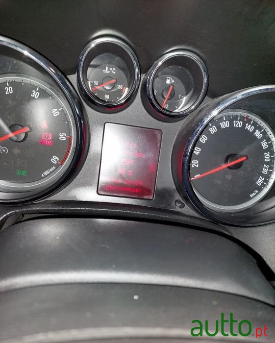 2012' Opel Astra photo #4