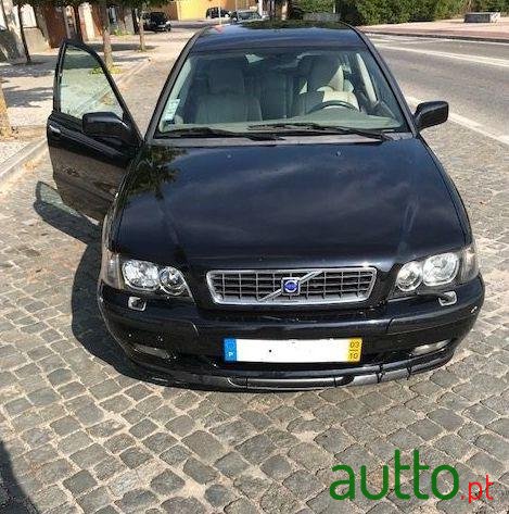 2003' Volvo V40 1.9 D Cr Sport photo #2