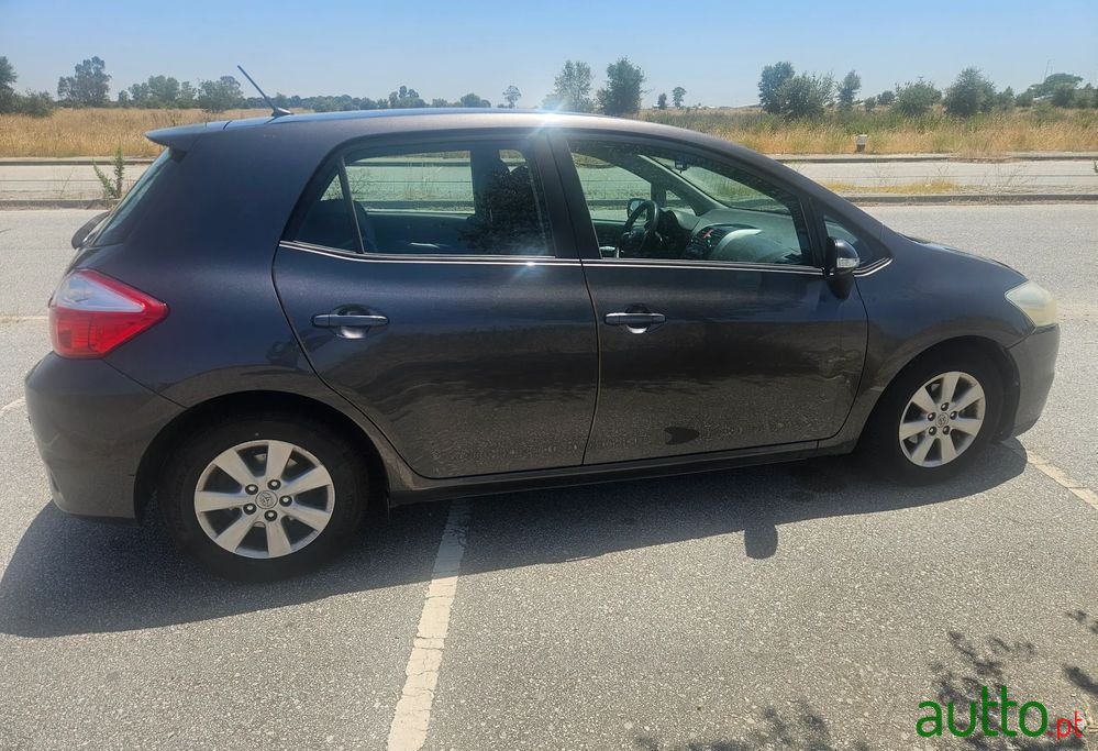 2012' Toyota Auris photo #4