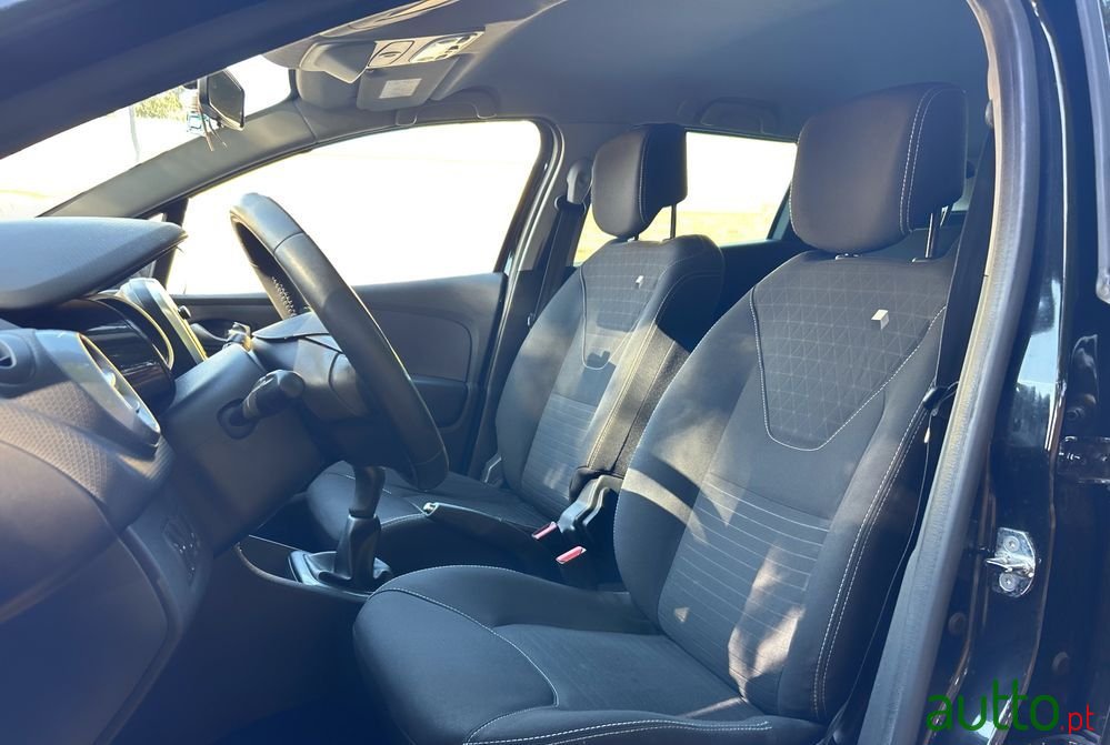 2016' Renault Clio Sport Tourer photo #6