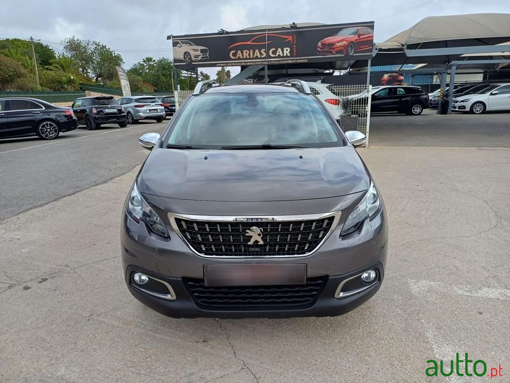 2019' Peugeot 2008 1.2 Puretech Style photo #3