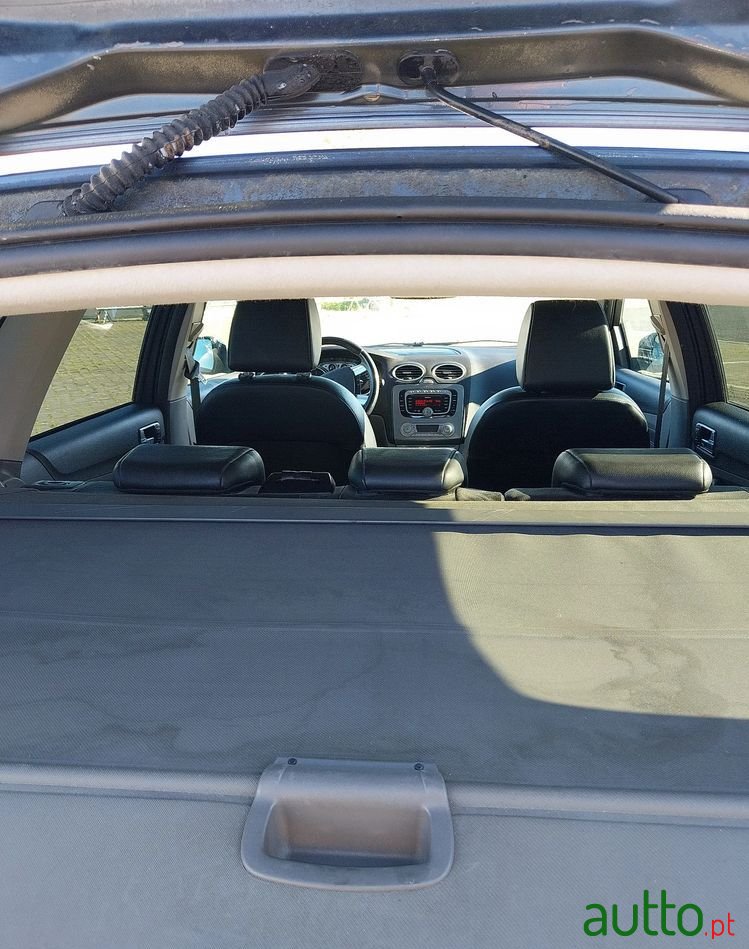 2010' Ford Focus Sw photo #5