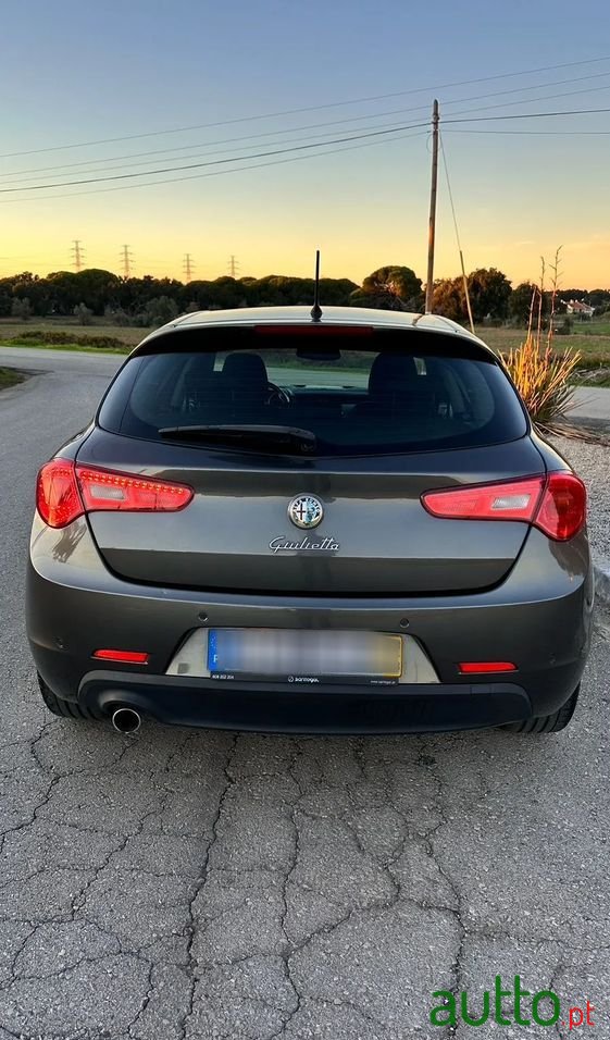 2013' Alfa Romeo Giulietta photo #4