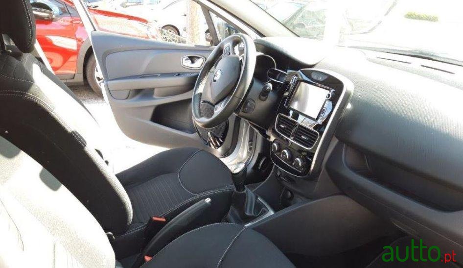 2017' Renault Clio Sport Tourer photo #2