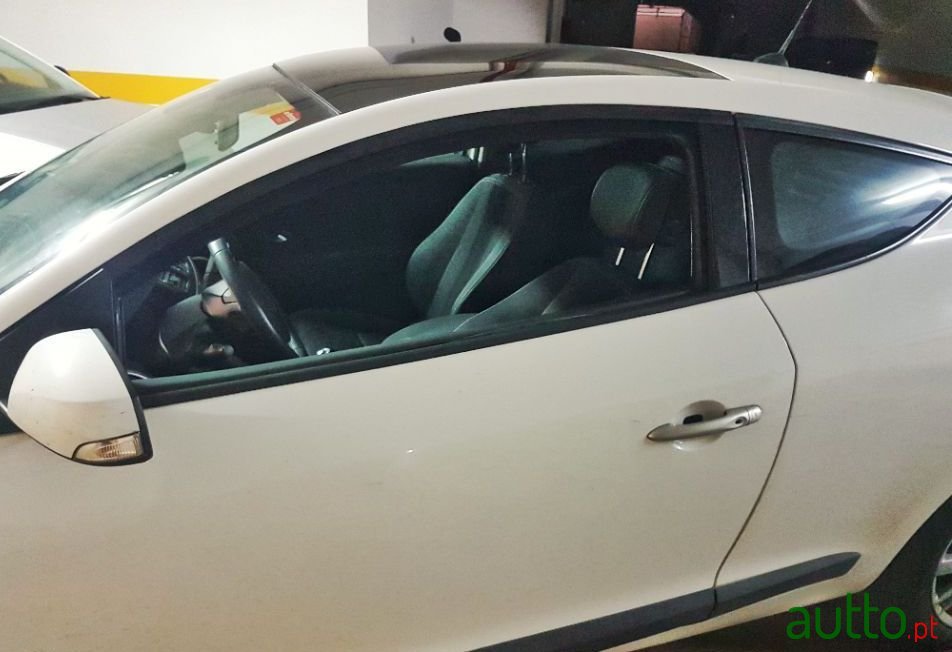 2011' Renault Megane Coupe photo #1