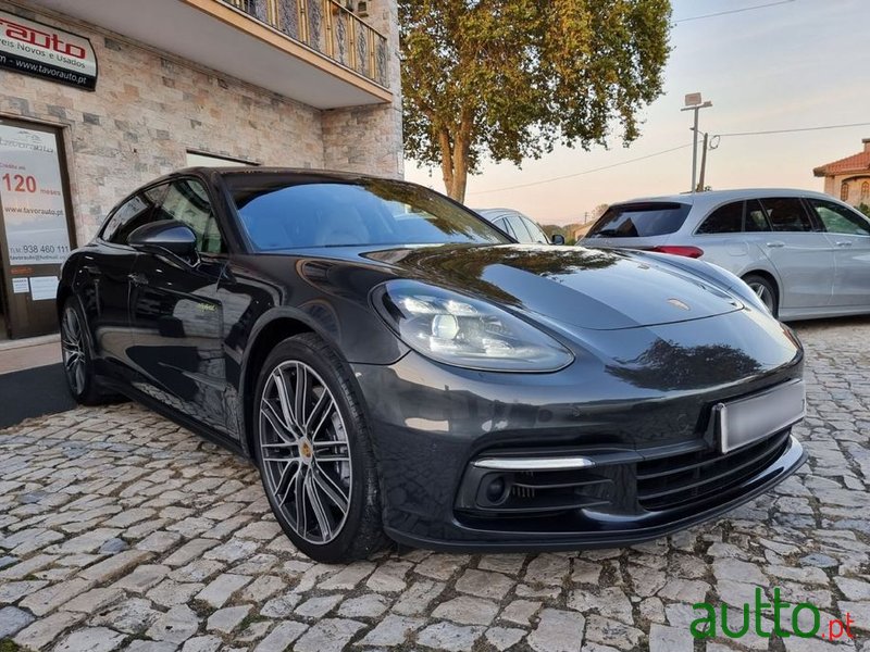 2018' Porsche Panamera Sport Turismo photo #2