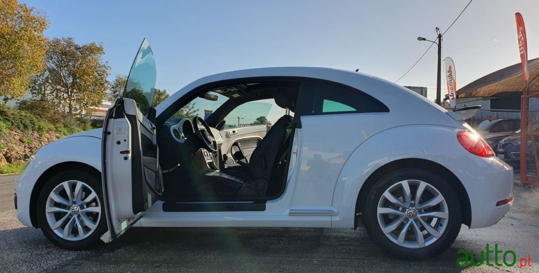 2018' Volkswagen New Beetle photo #2