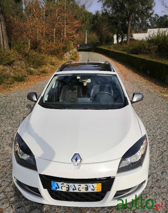 2011' Renault Megane Sport Tourer photo #2