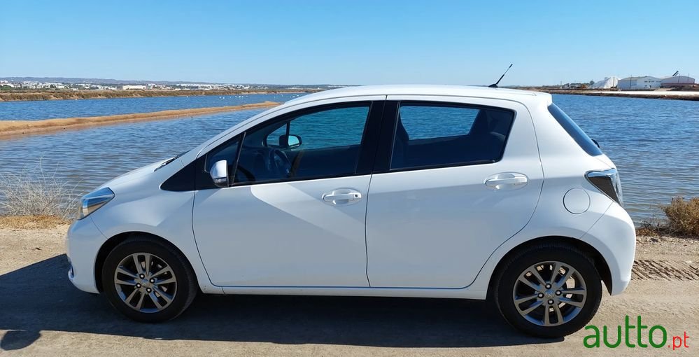 2014' Toyota Yaris photo #2