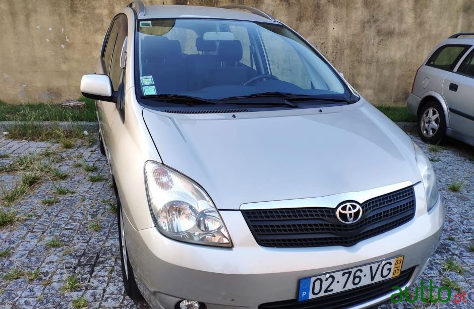 2003' Toyota Corolla Verso photo #4