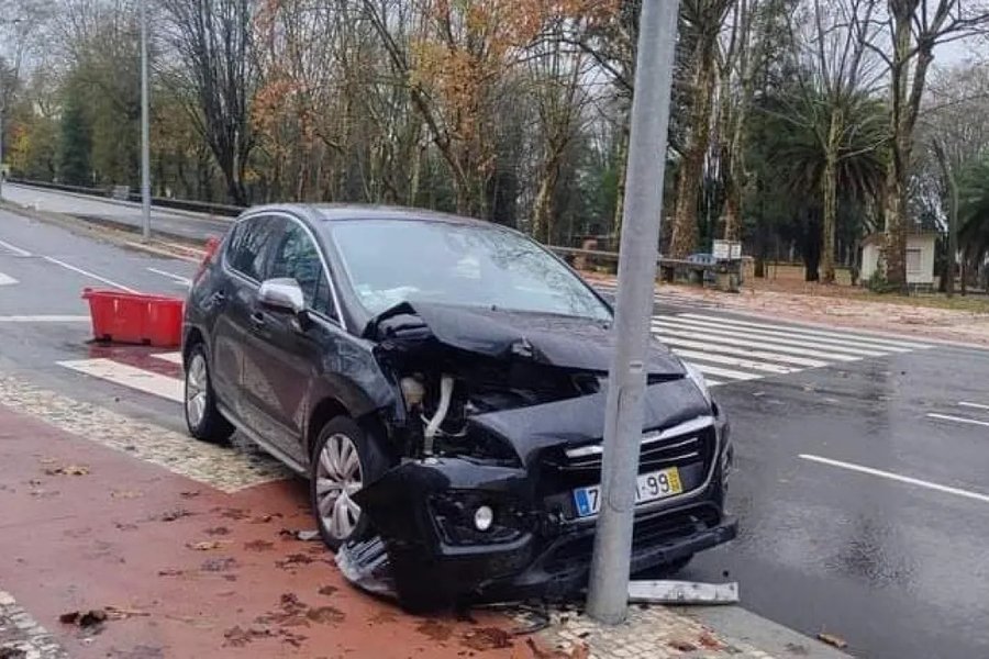 Carro furtado em Braga embateu contra poste e foi abandonado