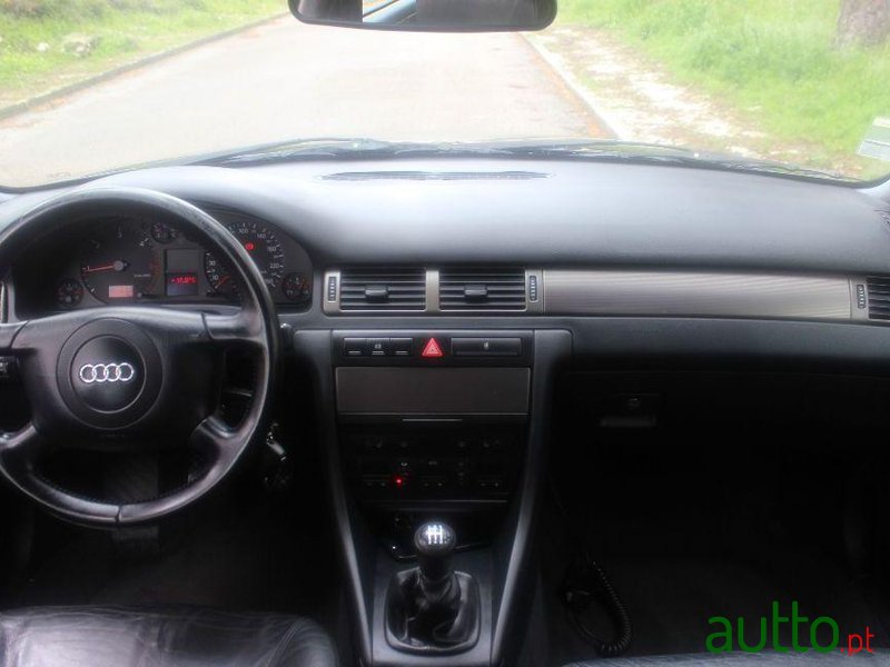 2001' Audi A6 Avant photo #2