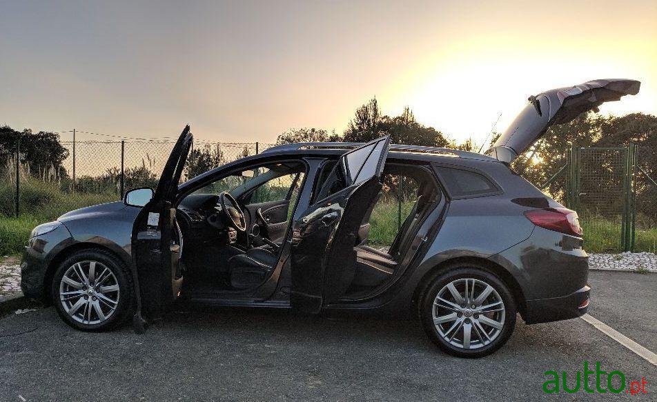 2012' Renault Megane Sport Tourer photo #3