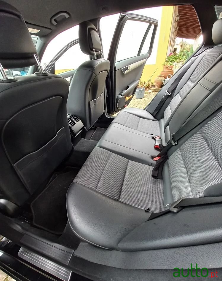 2010' Mercedes-Benz Classe C photo #5