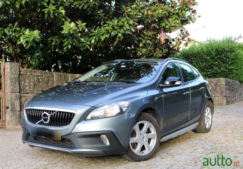 2016' Volvo V40 Cross Country photo #1