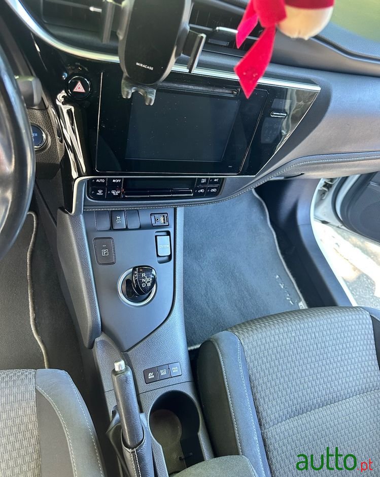 2017' Toyota Auris Touring Sports photo #6