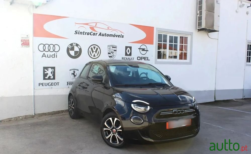 2022' Fiat 500e Action photo #1