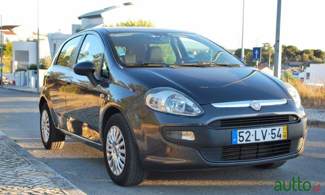 2011' Fiat Punto Evo photo #2