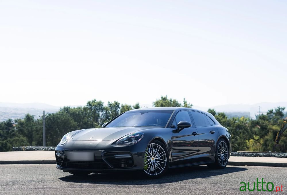 2020' Porsche Panamera Sport Turismo photo #2