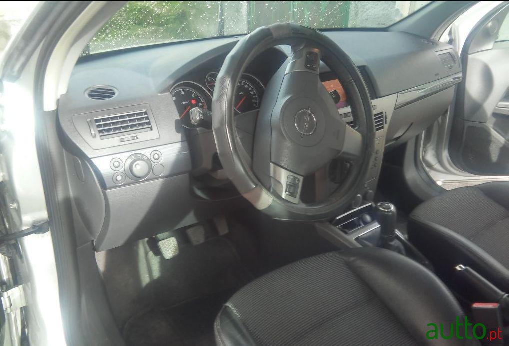 2004' Opel Astra 1.7 Cdti Cosmo M5 photo #1