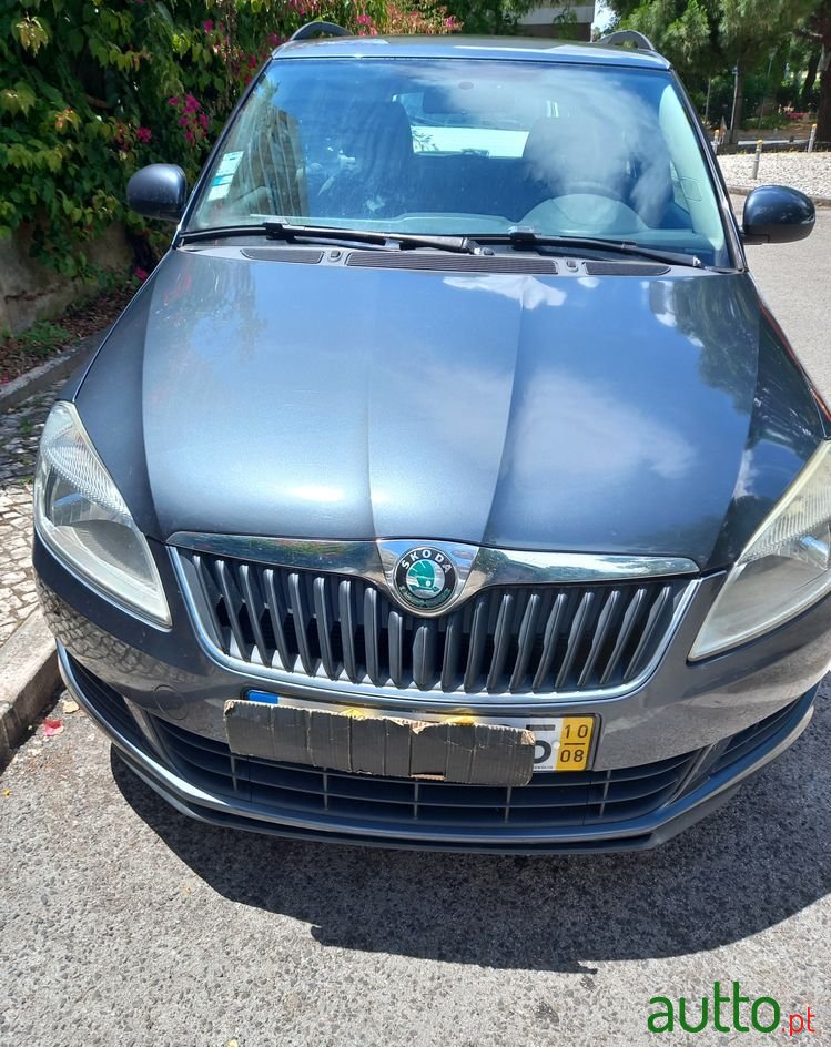 2010' Skoda Fabia Break photo #2