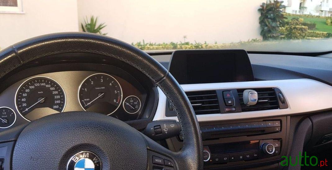 2012' BMW 320 Sport Line photo #2