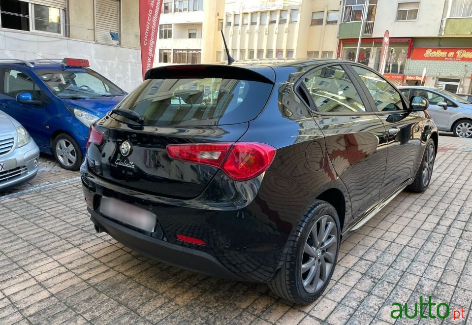2013' Alfa Romeo Giulietta photo #5