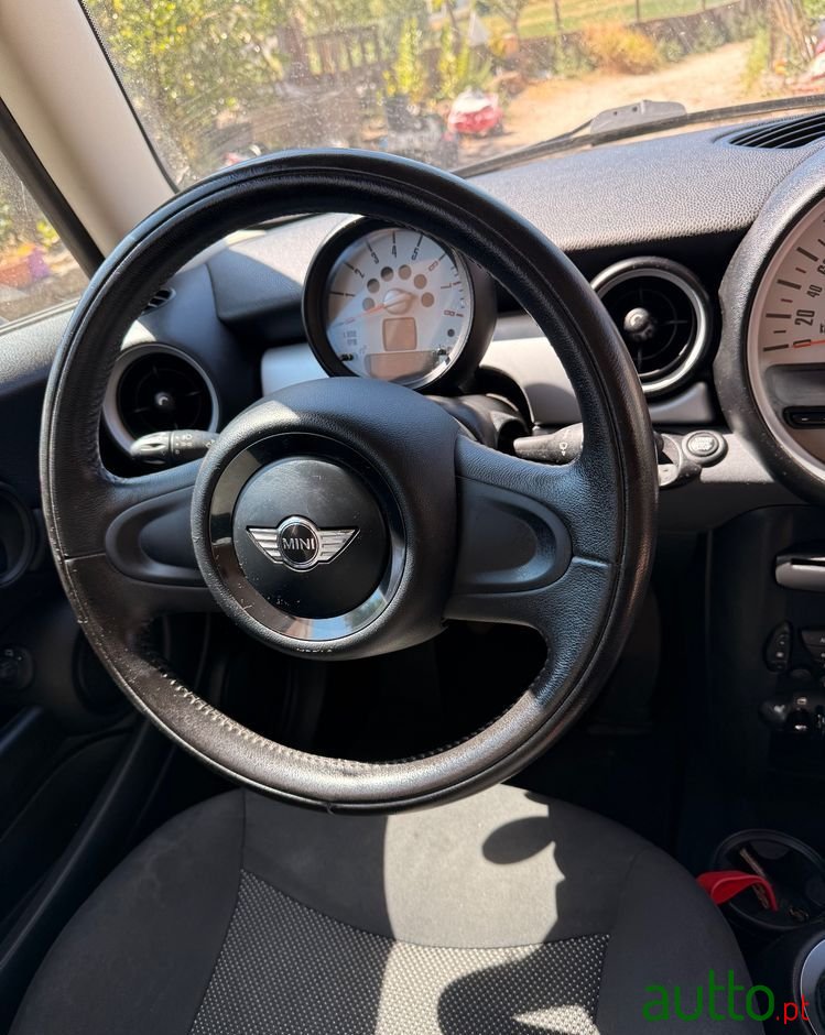2010' MINI Cooper 3 Portas photo #6