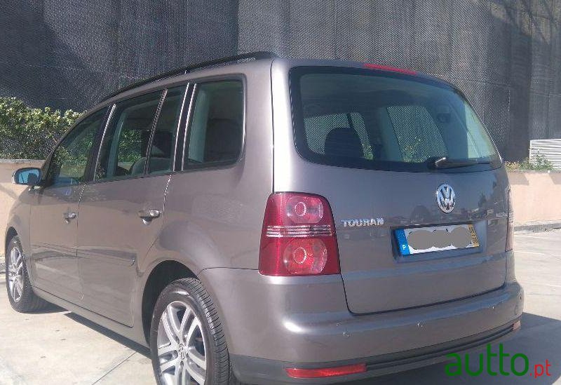 2008' Volkswagen Touran photo #2