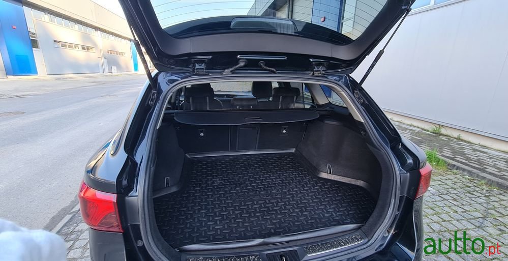 2015' Toyota Avensis Touring Sports photo #6