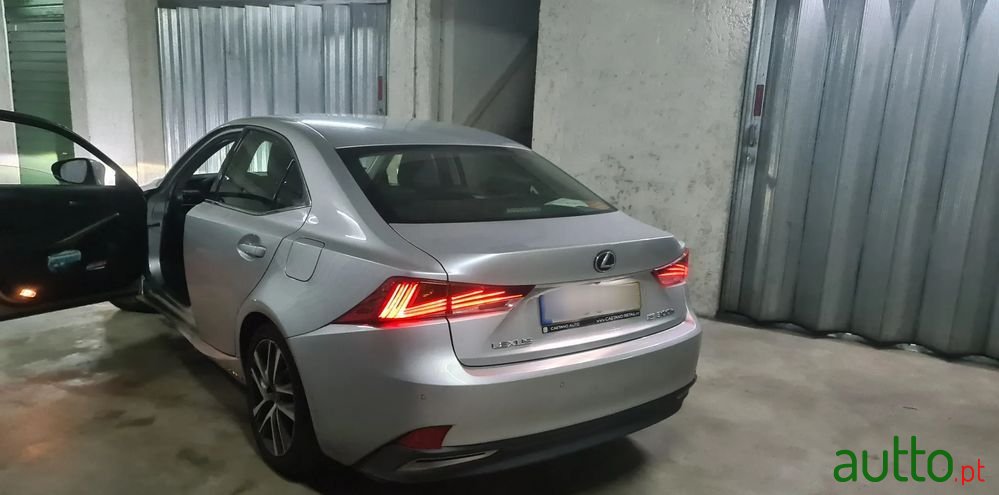 2018' Lexus IS Business photo #4